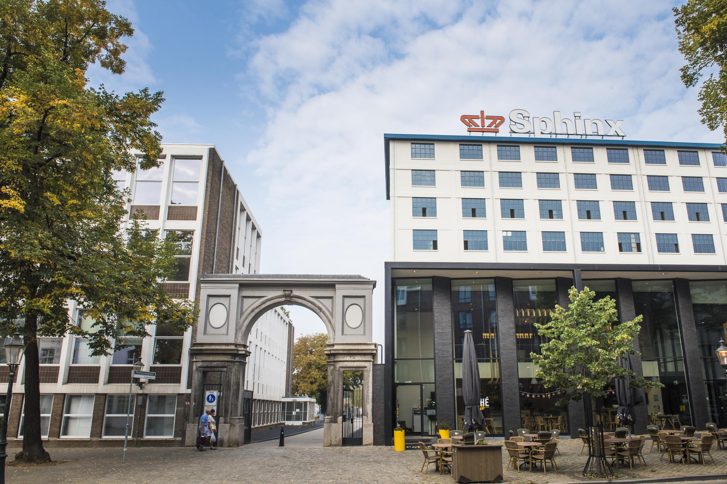 Eerste Sphinxmarkt rond Eiffelgebouw - De Limburger