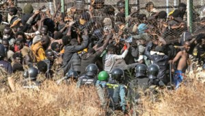 Afrikaanse migranten bestormen grenshekken Spaanse enclave:meer dan 20 doden