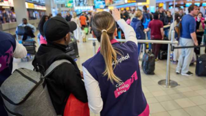 Weer urenlang wachten in de rij op Schiphol en Eindhoven: ‘Passagiers komen veel te vroeg’