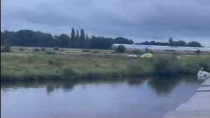 Video: Camperdief belandt in de Maas en geeft niet op, bekijk de bizarre beelden