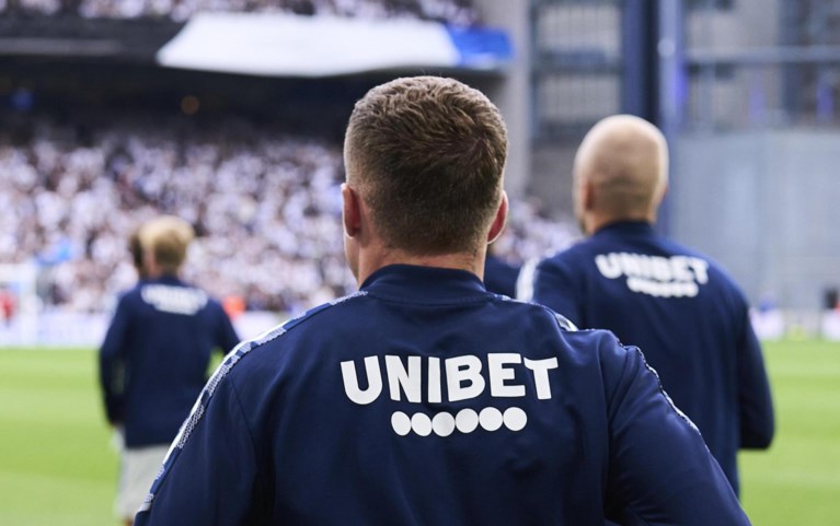 Strijd tegen gokreclames heeft - nog - geen gevolgen voor shirtreclames, maar Wesley Sneijder zingt binnenkort geen ‘Bet Bet City’ meer 