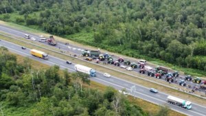 Protesterende boeren blokkeren snelweg: file op de A67
