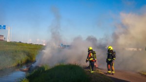 LIVE | Actie boeren langs snelwegen, hooibalen in brand