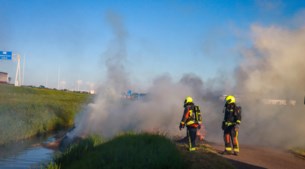 LIVE | Actie boeren langs snelwegen, hooibalen in brand