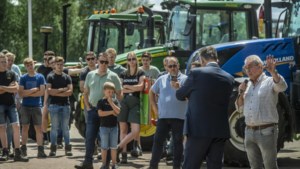 Limburgse boeren krijgen cake en water tijdens beleefd protest bij provinciehuis, gouverneur Roemer: ‘We begrijpen de zorgen verrekte goed’