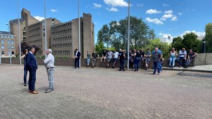 Limburgse boeren krijgen cake en water tijdens beleefd protest bij provinciehuis, gouverneur Roemer: ‘We begrijpen de zorgen verrekte goed’