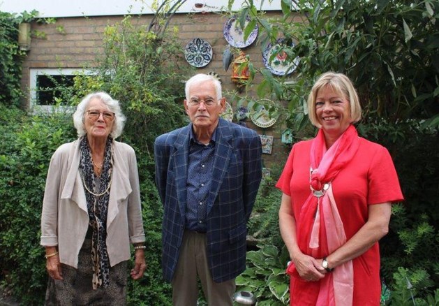 Burgemeester feliciteert echtpaar Kurvers-Ramakers uit Sint Odiliënberg met diamanten huwelijk