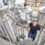 Horecaondernemer Louis Klaassens uit Venlo is bevallen van een brouwerij: ‘Ik zit op een roze wolk’