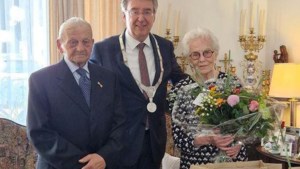 Locoburgemeester Eijsden-Margraten bezoekt diamanten echtpaar