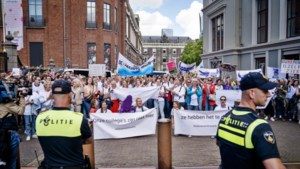 Politie houdt demonstrerende huisartsen tegen bij het Binnenhof