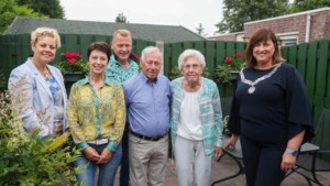 Burgemeester feliciteert echtpaar Stienen-Linders uit Ospel met diamanten huwelijk