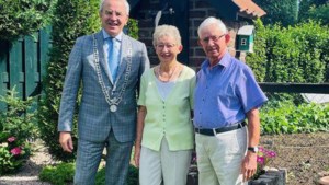 Burgemeester Stef Strous bezoekt diamanten echtpaar De Jong-Bongers uit Maasbracht 