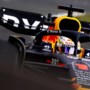 Max Verstappen met gehavende bolide naar plek zeven, Carlos Sainz wint spektakelstuk