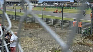 Actievoerders betreden F1-circuit Silverstone vlak na rode vlag-situatie