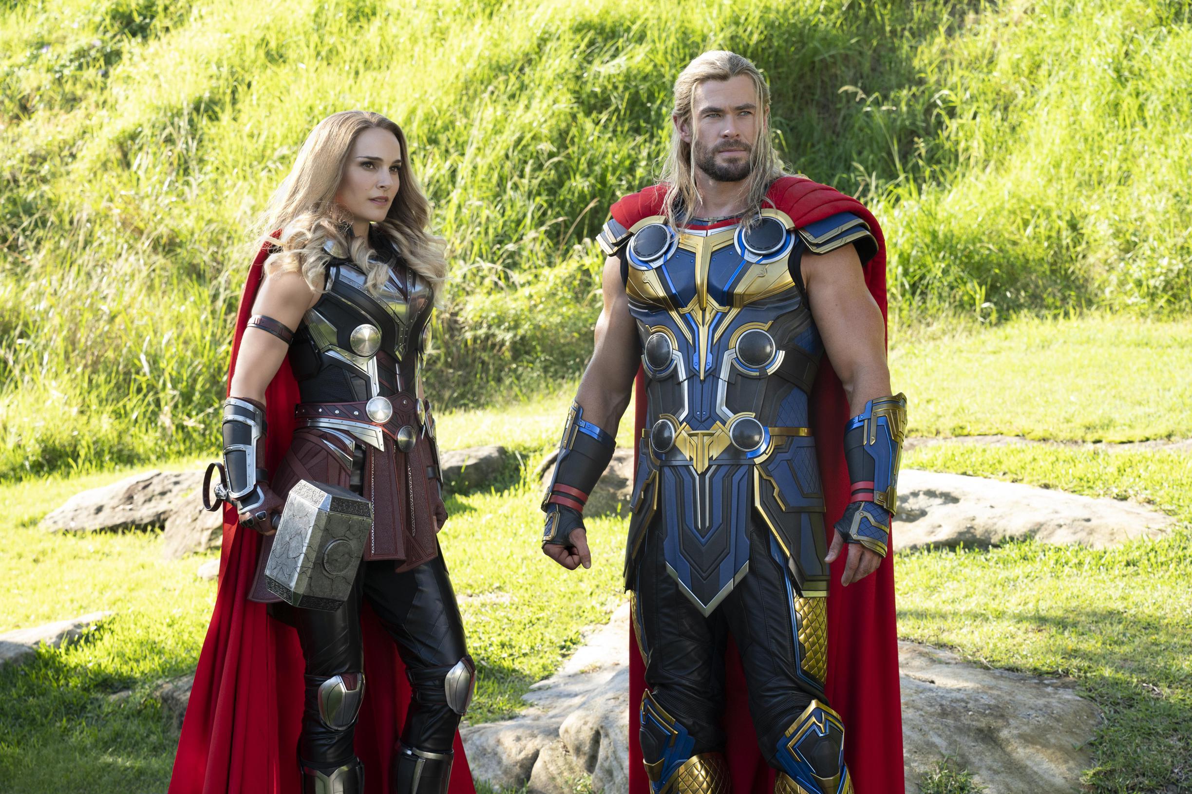 Kiezelsteen Opeenvolgend vredig Natalie Portman als de vrouw met de hamer in 'Thor: Love and... - De  Limburger Mobile