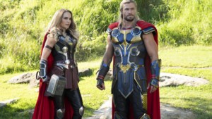 Natalie Portman als de vrouw met de hamer in ‘Thor: Love and Thunder’ 