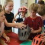 Intensive care-artsen delen fietshelmen uit aan schoolkinderen in Mheer: ‘Een klap op je hoofd is erger dan jeuk’