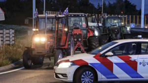 Politie schiet gericht bij boerenprotest in Heerenveen, drie aanhoudingen