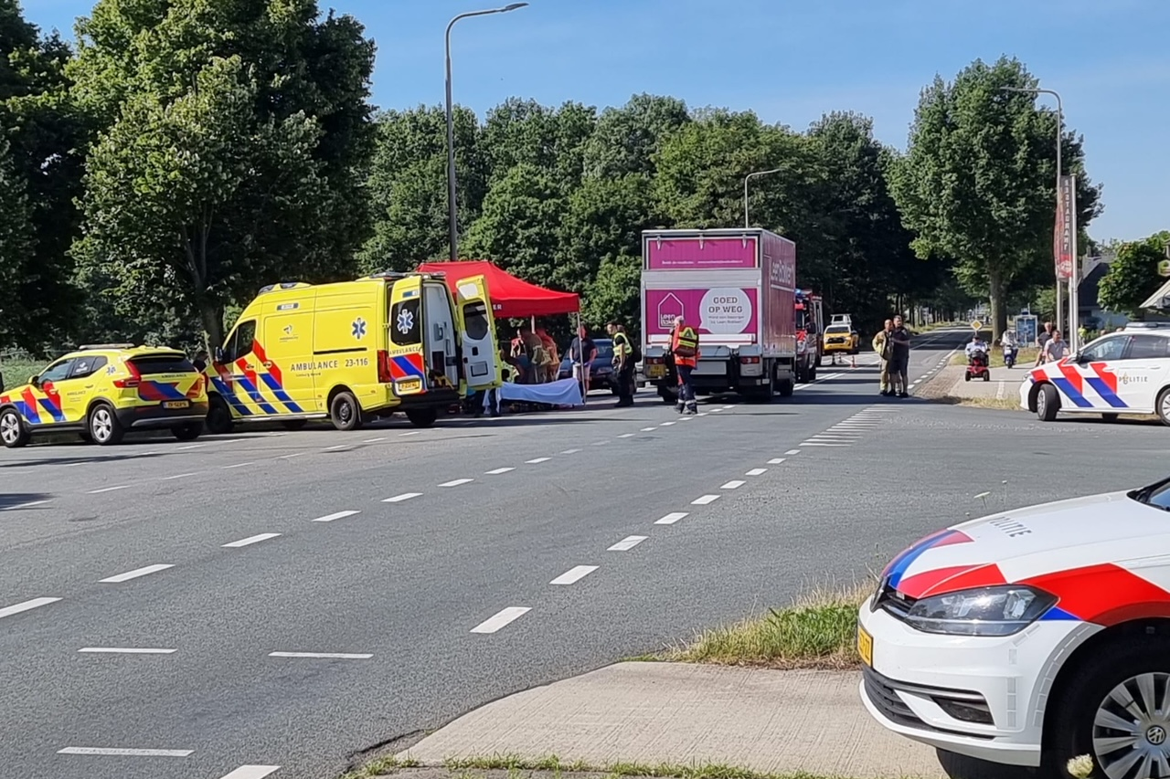 Fietsster Ernstig Gewond Door Ongeluk Met Vrachtwagen Op Nap... - De ...