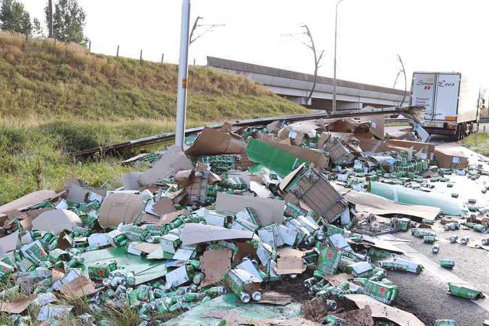 Vrachtwagen vol met bier knalt open: 96.000 blikjes Heineken op asfalt - De Limburger