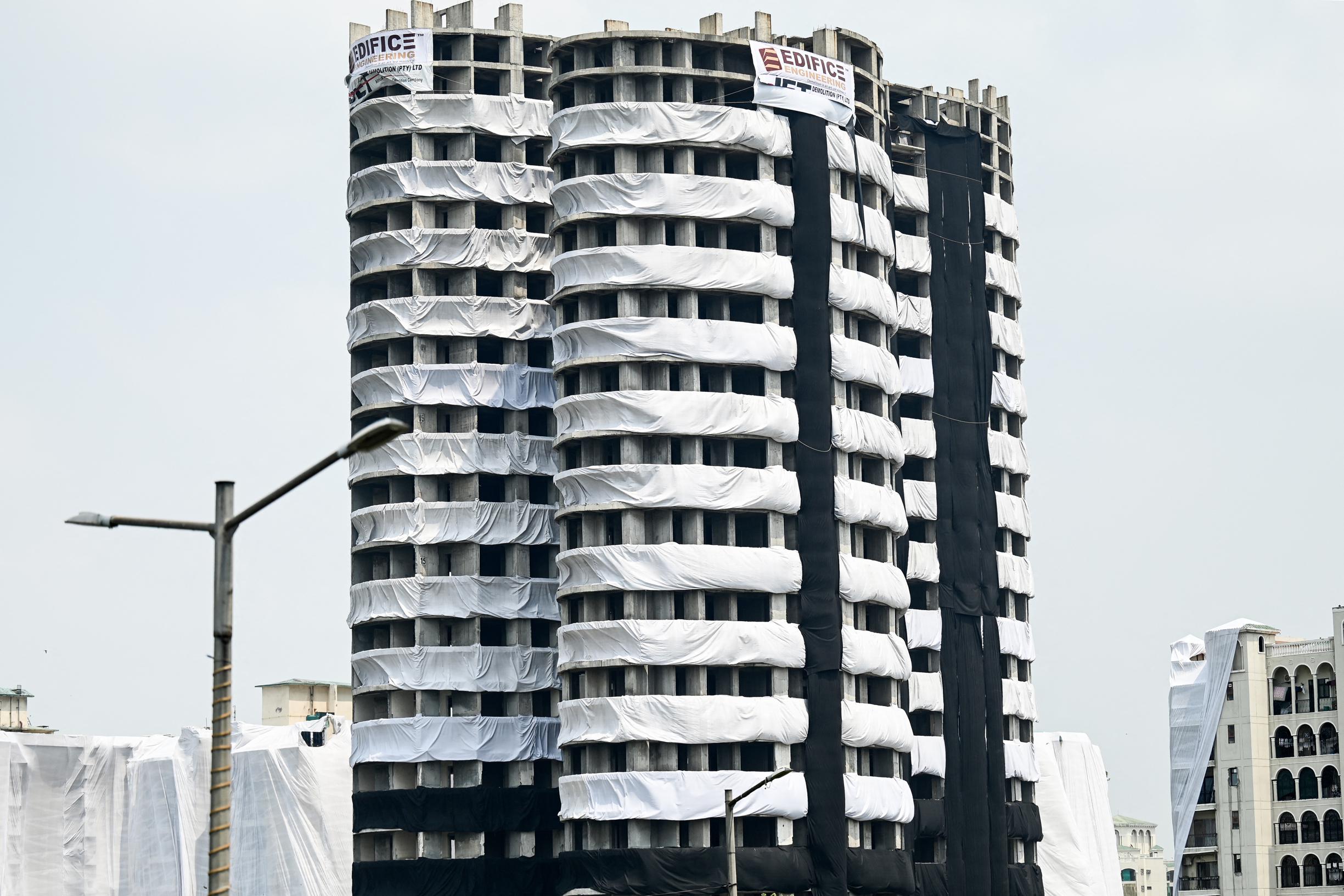 Indiase Twin Towers van 100 meter hoog tot ontploffing gebra... - De