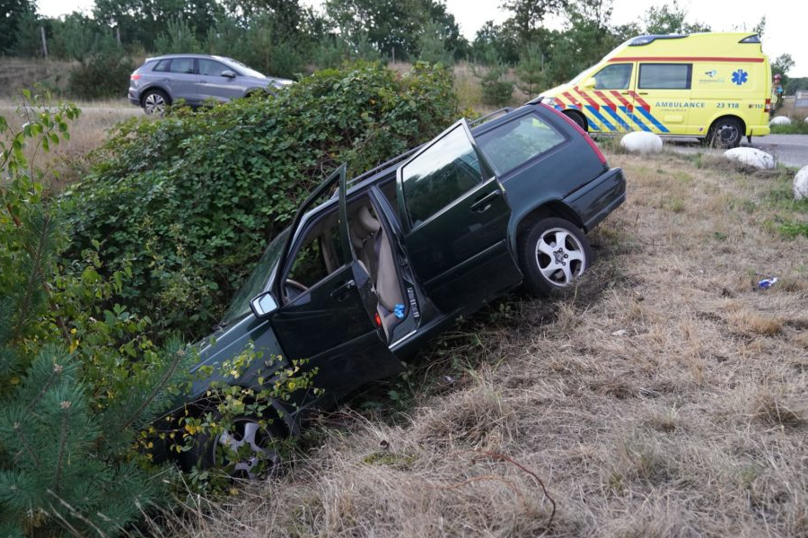 Automobilist Onwel: Auto Belandt In De Greppel In Weert - De Limburger