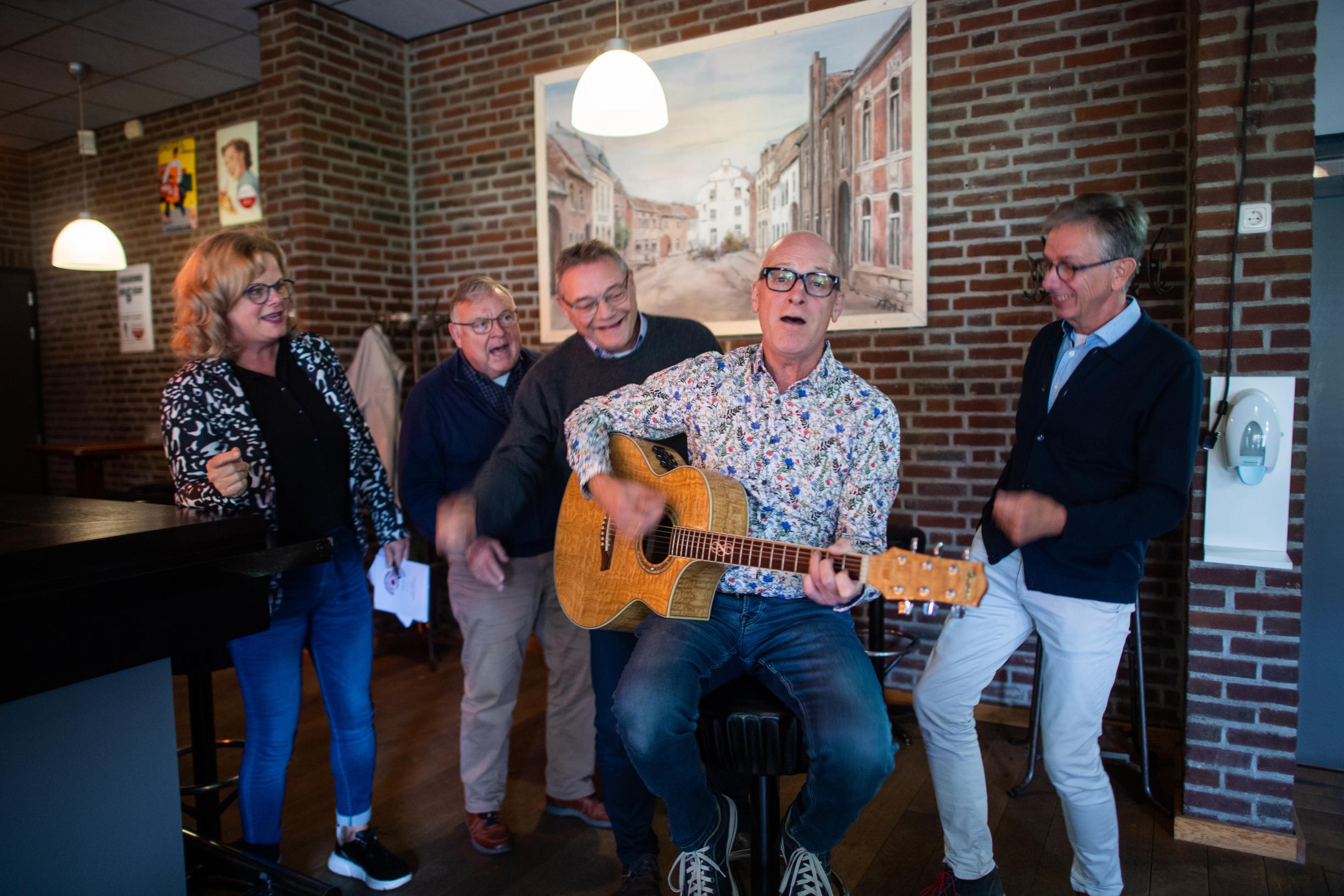 Twaalf hits omgetoverd tot liedjes in het Gelaens dialect, t... - De