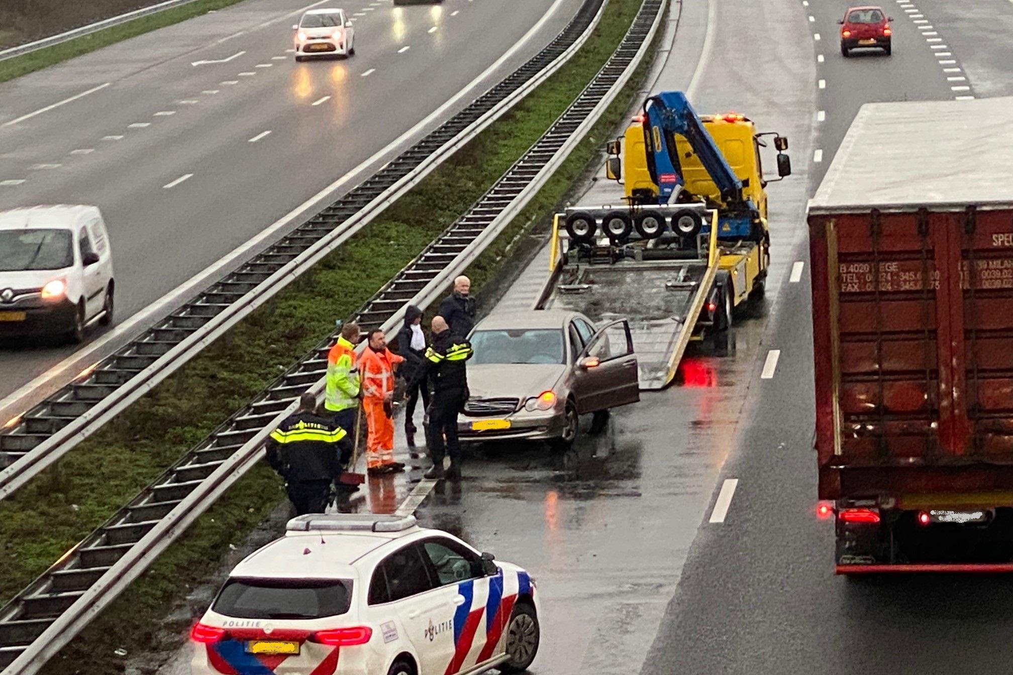 Personenauto Belandt Tegen Vangrail Na Botsing Met Vrachtwag... - De ...