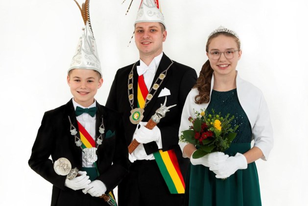 Prinselijk trio trekt kar bij C.V. De Sjepene uit Oirsbeek