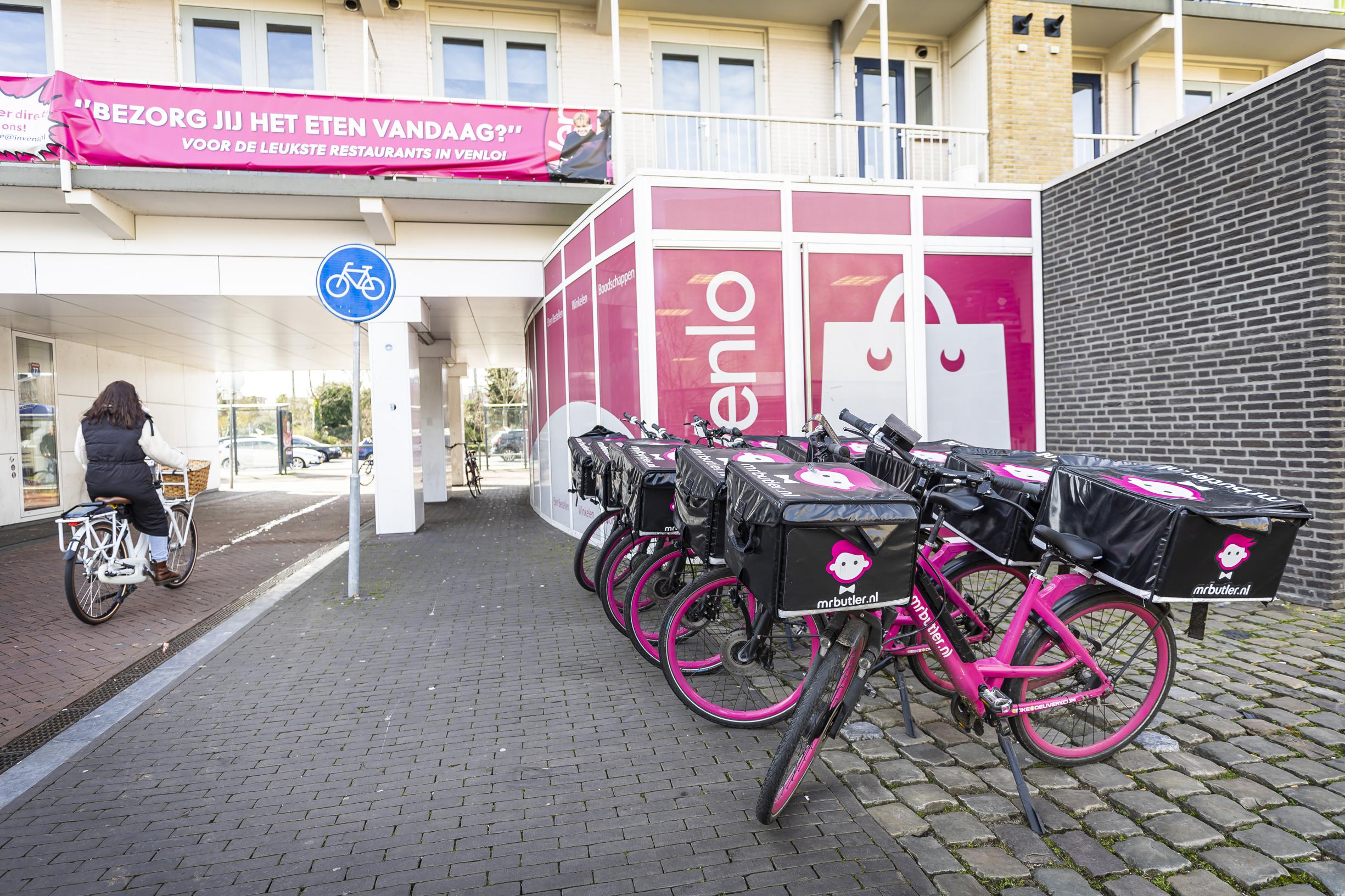 reactie verjaardag overschot De knalroze e-bikes van bezorgdienst InVenlo domineren het s... - De  Limburger Mobile