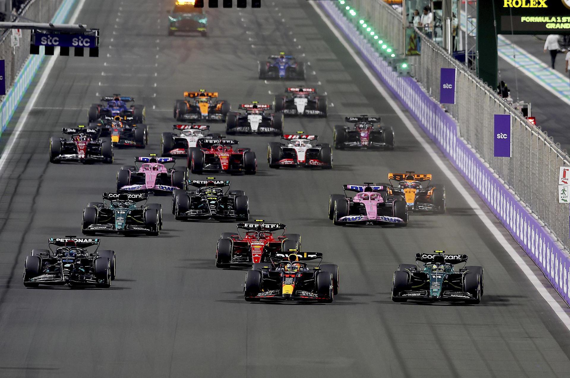 LIVE F1: leidt in Jeddah, Verstappen vanaf P15 nu twee... - Limburger