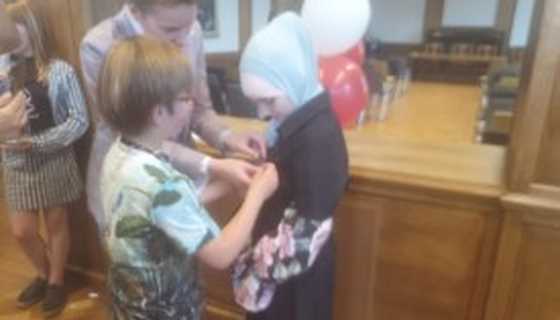 Dunya (11) en Emir (16) ontvangen een Maastrichts jeugdlintje voor hun inzet bij Buurtopera Malpertuis en jeugdwerk 