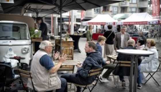 College Landgraaf op de markt in gesprek met inwoners Nieuwenhagen: 'We hopen hier mensen te spreken die we anders niet zien'