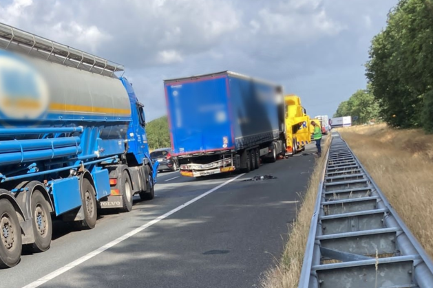 Vertraging op A2 bij Budel door aanrijding vrachtwagens, oml... - De