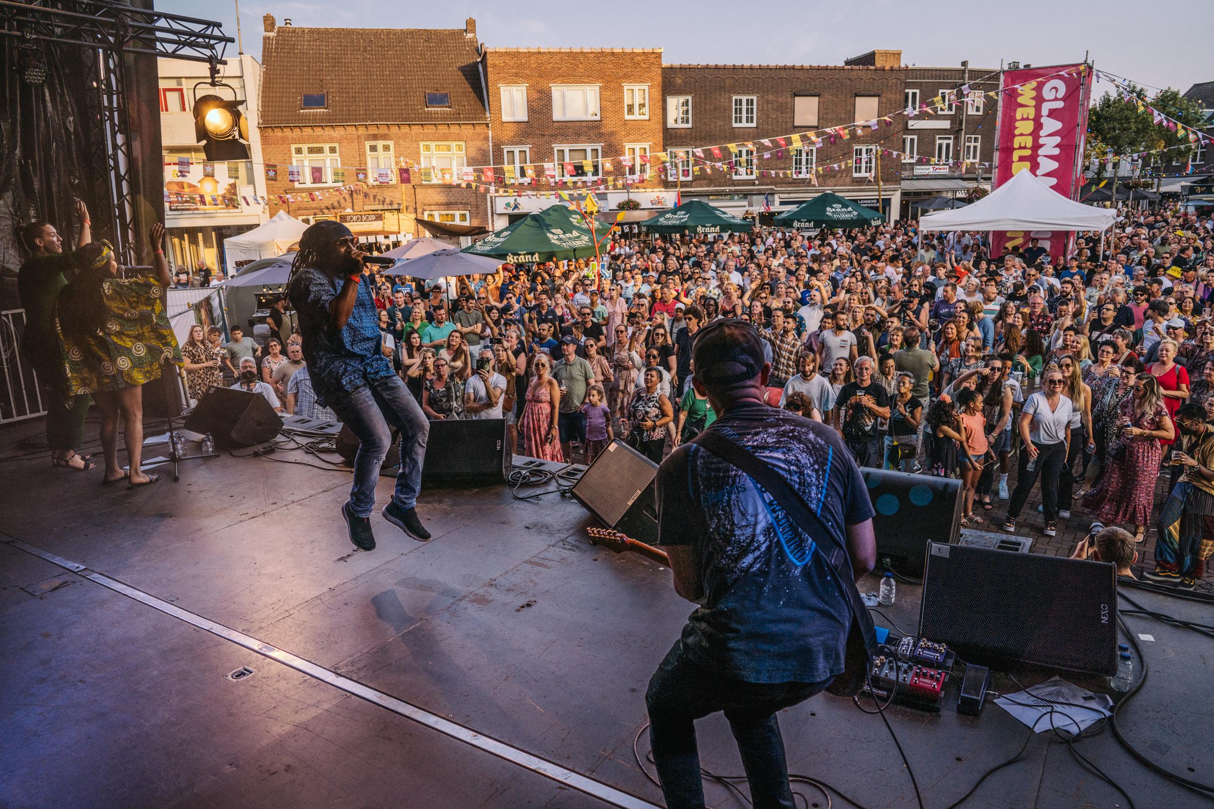 Eerste Lustrum Zomerfestijn Glanamundo In Hartje Geleen - De Limburger