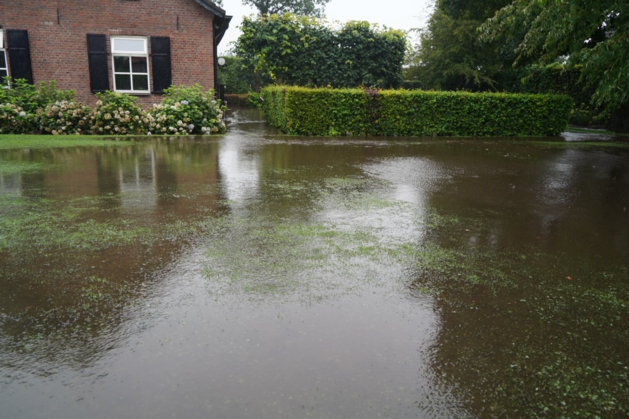 Wateroverlast in Merselo, straat staat vol water