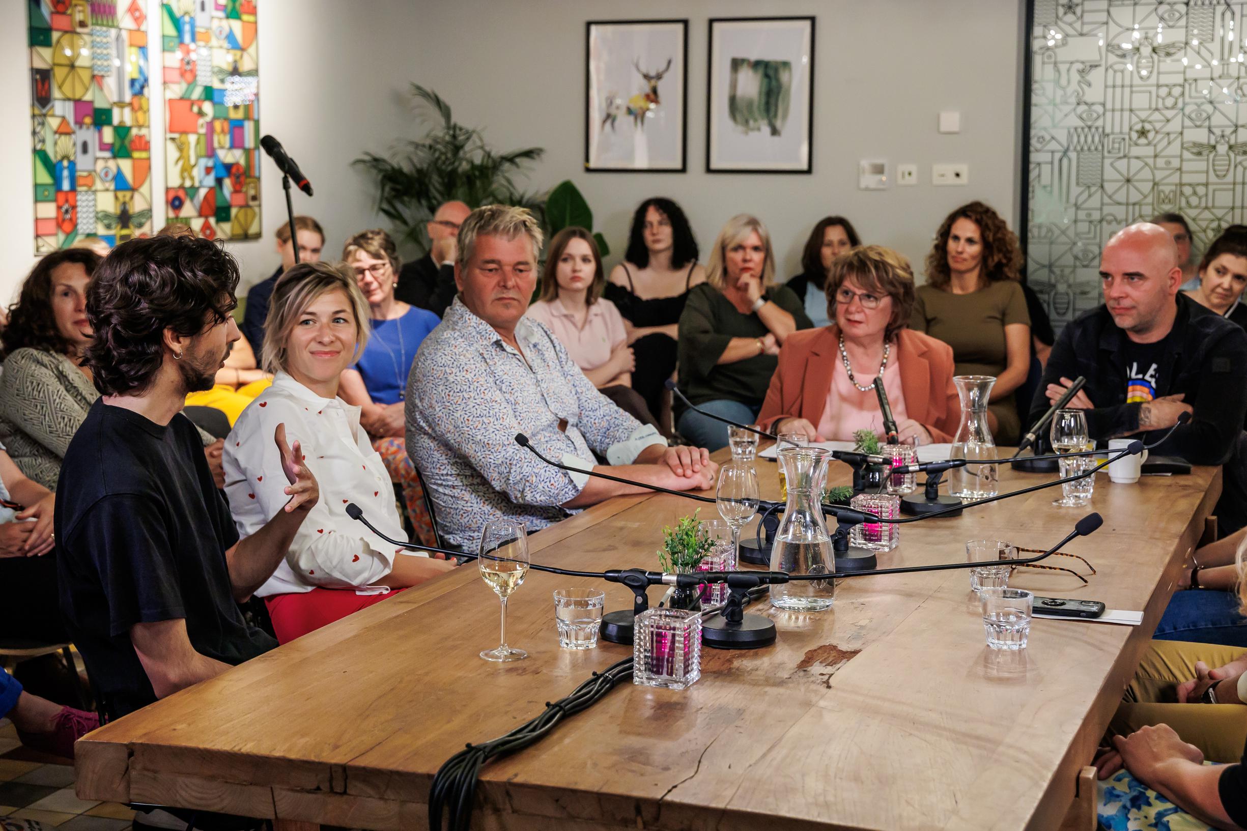 Een avond praten over grensoverschrijdend gedrag: Monika uit... - De  Limburger Mobile