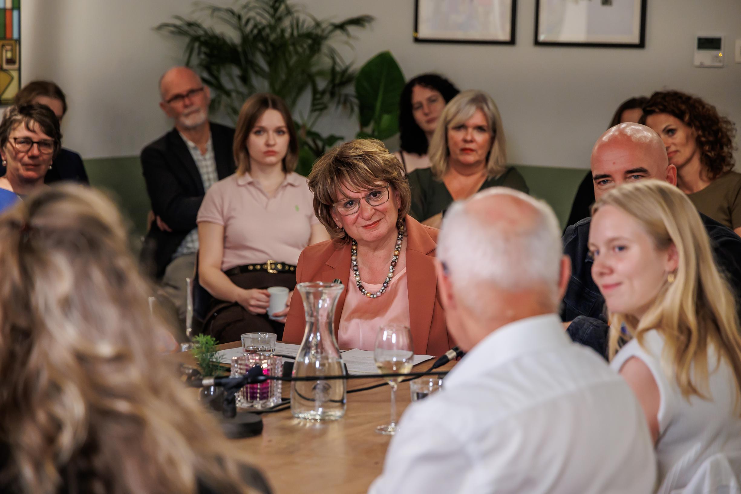 Een avond praten over grensoverschrijdend gedrag: Monika uit... - De  Limburger Mobile