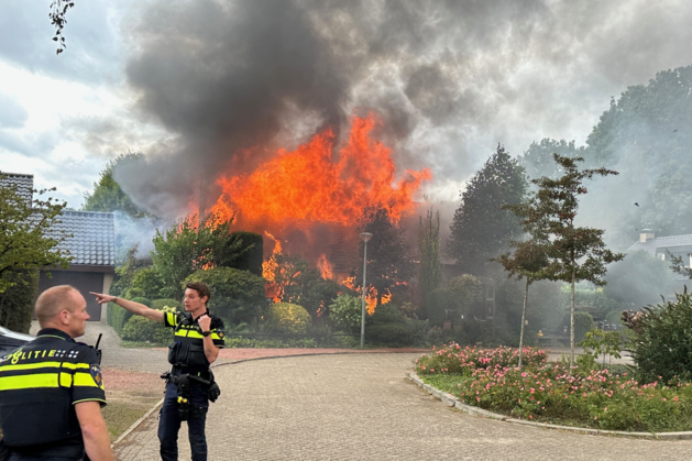 In einem Haus in Roermond bricht ein Feuer aus, berichtet ein Anwohner…