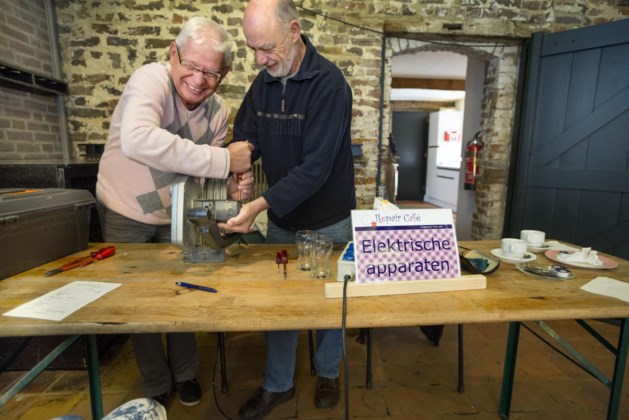 Repaircafé Oirsbeek viert tienjarig bestaan met vijfduizendste klus