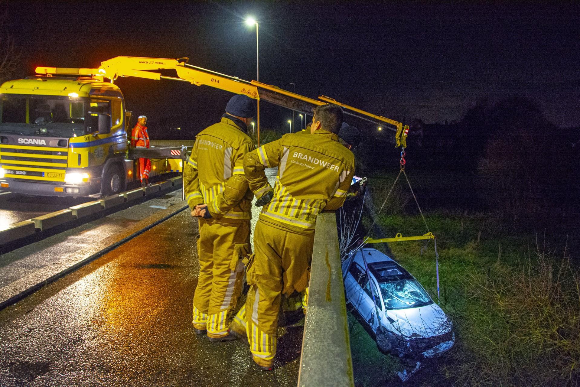 Auto Raakt Van De Weg En Belandt Meters Lager In Weiland Bij... - De ...