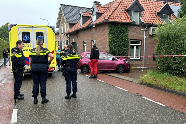 Auto botst tegen gevel van woning in Schimmert, bestuurder gewond