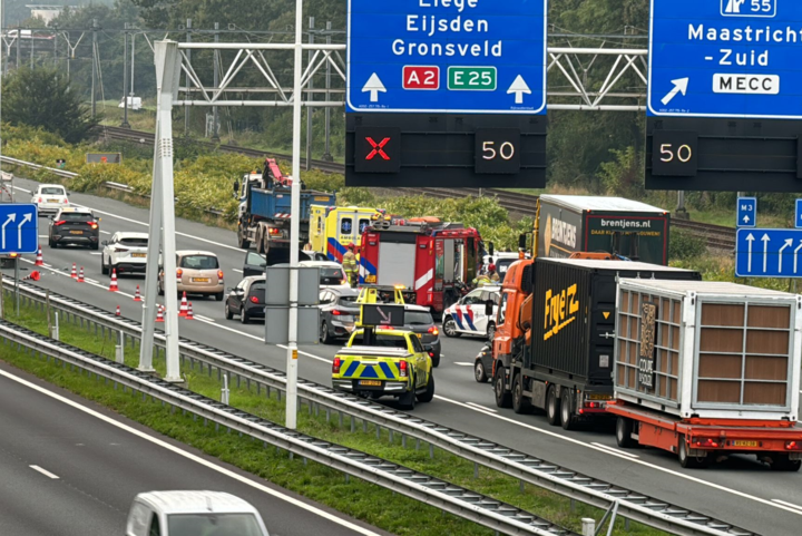 Flinke vertraging op A2 richting Maastricht: parallelrijbaan dicht door ongeluk tussen vrachtwagen en auto