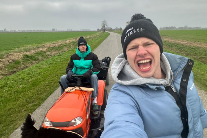 TikTok-duo Jesper en Herre reist met de zitmaaier van Groningen naar Limburg voor Movember: ‘Te mooi om niet te doen’