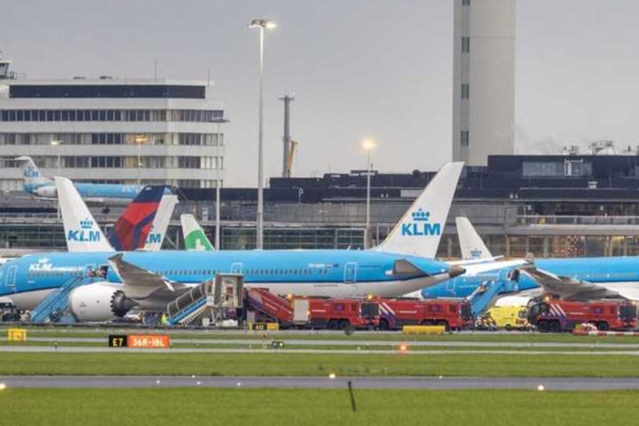 ‘KLM-vliegtuig maakt voorzorgslanding op Schiphol nadat meerdere passagiers onwel zijn geworden’